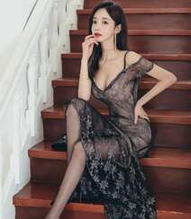 韩国美女孙允珠性感吊带黑色蕾丝黑纱裙楼梯间优雅写真图片组图2