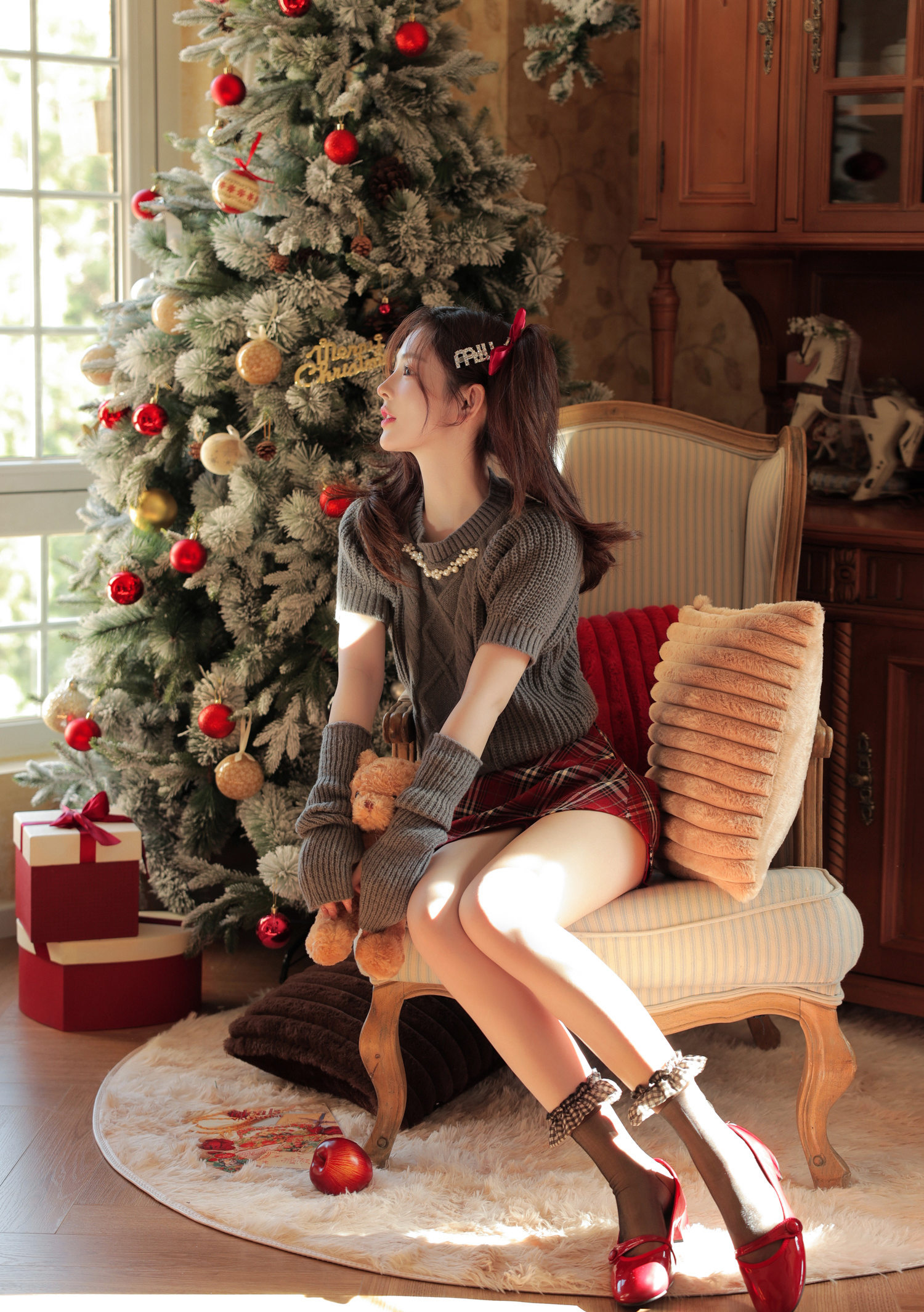 圣诞节要到了哦，圣诞树前甜心女孩双马尾加毛衣短裤高清私房写真照图片