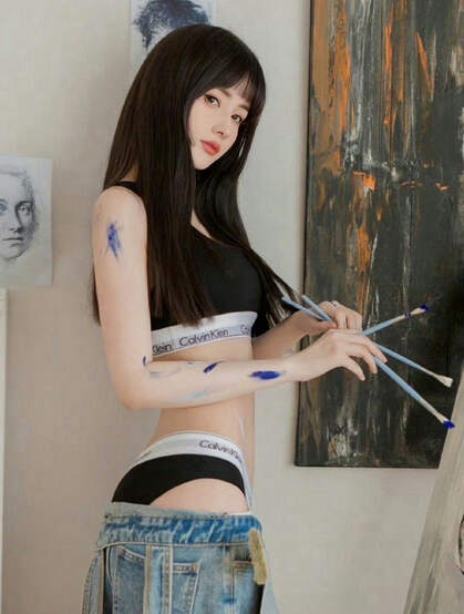 画画的女人，拿着画笔在画室的紧身运动内衣吊带牛仔裤高清美女写真图片