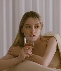 一个人在家喝着白葡萄酒的外国漂亮金发美少女模特好看私房美照组图2