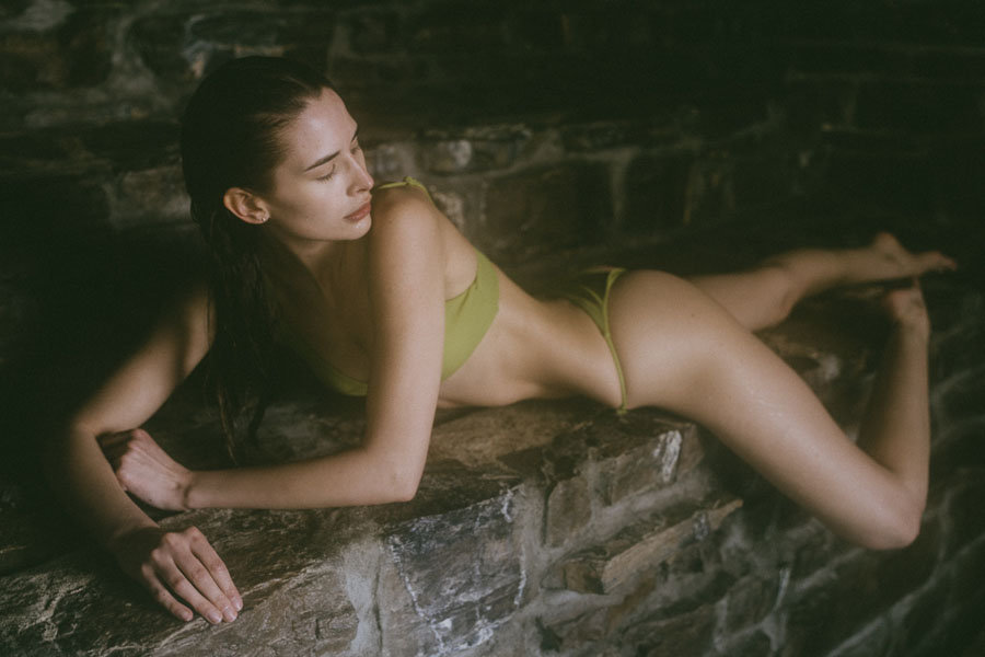 欧美高挑身材嫩模泳池写真，身着橄榄绿吊带比基尼泳池湿身性感套图1