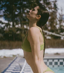 欧美高挑身材嫩模泳池写真，身着橄榄绿吊带比基尼泳池湿身性感
