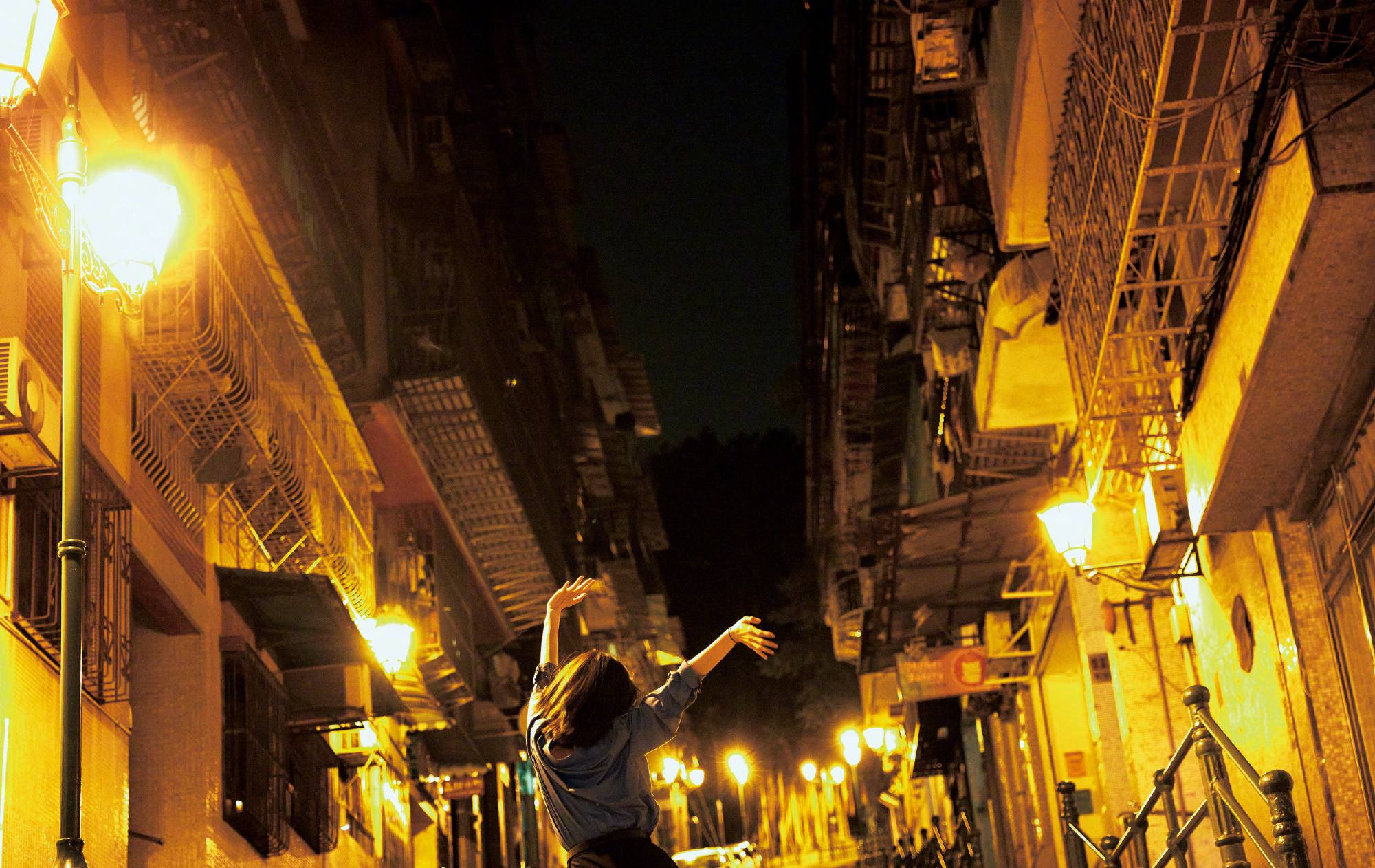 夜色朦胧，昏黄灯光下的李一桐夜晚街拍写真美照图片