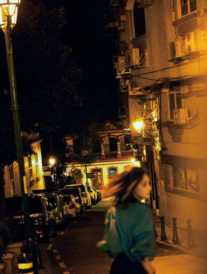 夜色朦胧，昏黄灯光下的李一桐夜晚街拍写真美照