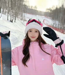 雪地上滑雪，穿着紧身雪衣的高颜值美女小姐姐可爱美拍照片组图2