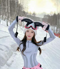 雪地上滑雪，穿着紧身雪衣的高颜值美女小姐姐可爱美拍照片组图1