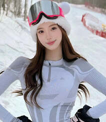 雪地上滑雪，穿着紧身雪衣的高颜值美女小姐姐可爱美拍照片