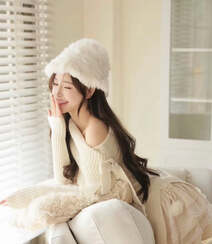 戴着一顶白色绒帽，针织裙，笑容甜美的美女小姐姐居家暖心私房写真图片组图3