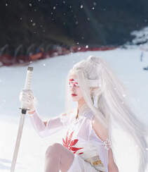 雪地，滑雪场里cos宁红叶的高挑美女手拿宝刀，蒙着眼睛，身着白衣短裤超美照片组图2