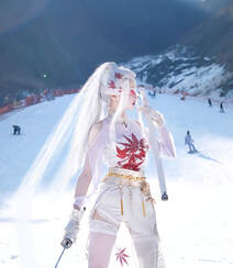 雪地，滑雪场里cos宁红叶的高挑美女手拿宝刀，蒙着眼睛，身着白衣短裤超美照片组图3