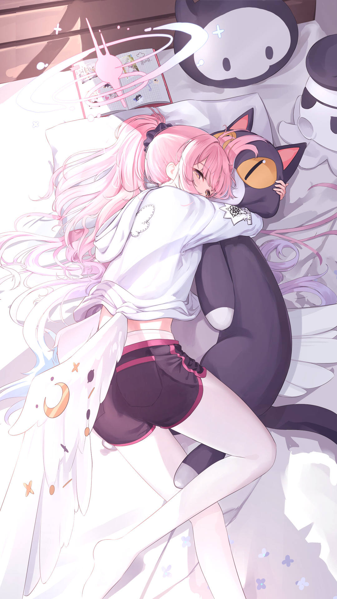 躺在床上，紧紧抱着可爱玩偶睡觉的粉色头发，短裤动漫美少女手机壁纸图片
