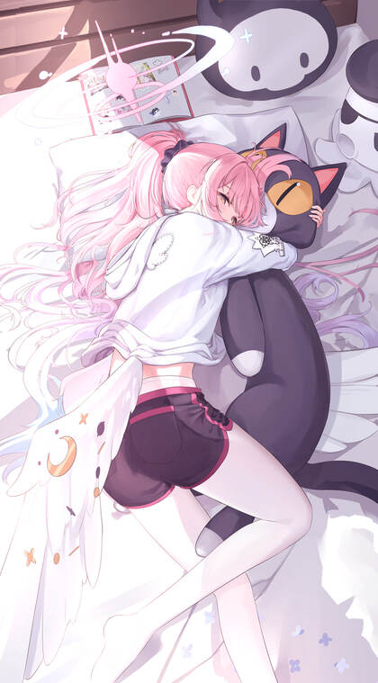 躺在床上，紧紧抱着可爱玩偶睡觉的粉色头发，短裤动漫美少女手机壁纸图片