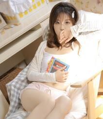 温暖的阳光私房，可爱粉色小短裤居家女生看书，整理好看写真图片组图6