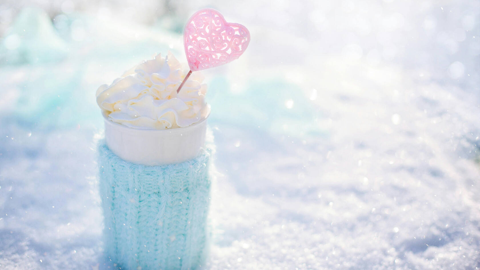 晶莹的雪花，雪地上的一杯冰淇淋，爱心唯美桌面壁纸图片