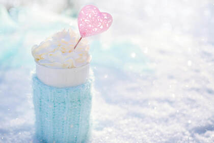 晶莹的雪花，雪地上的一杯冰淇淋，爱心唯美桌面壁纸图片