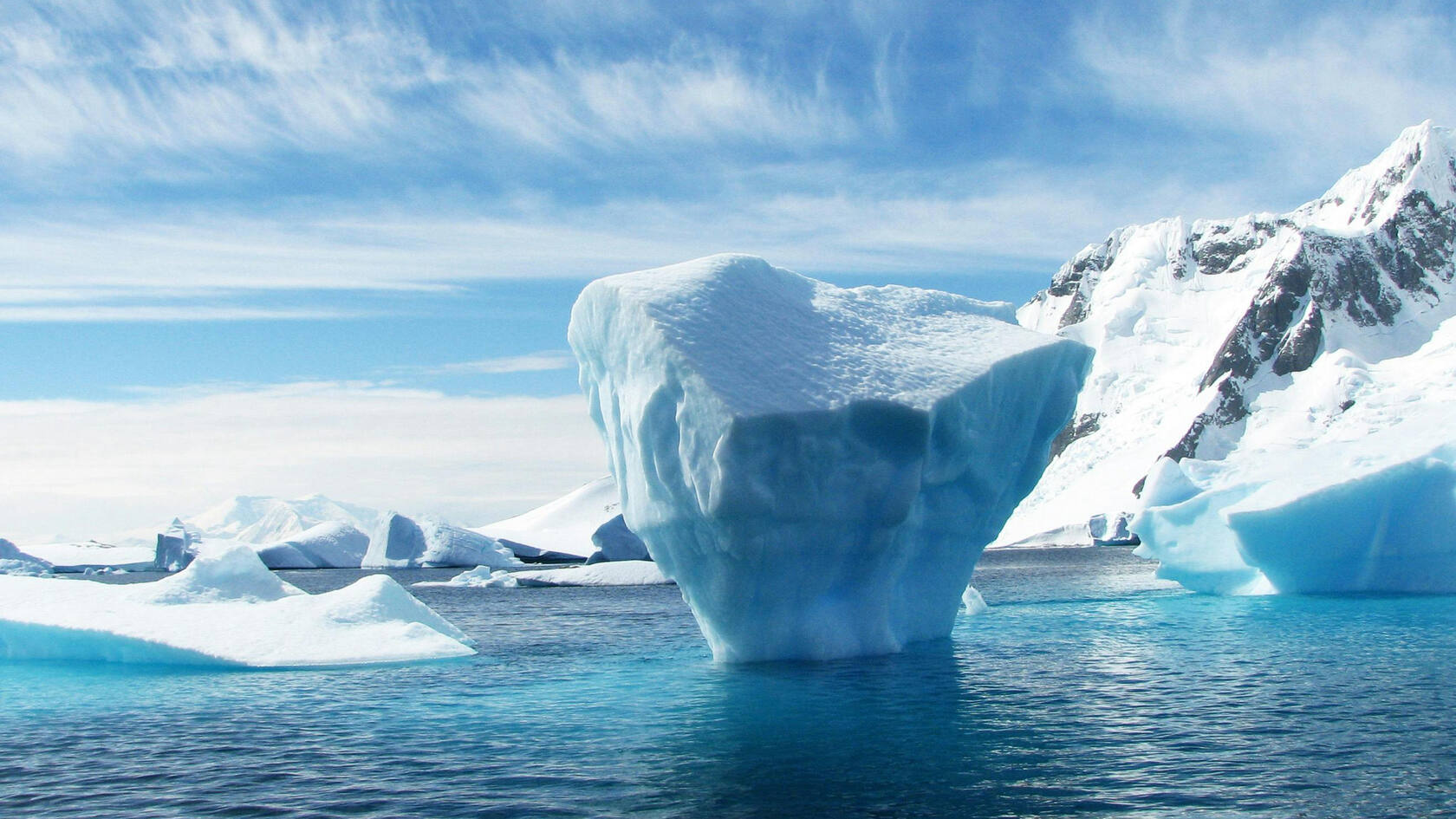 南极冰川，融化的冰河，冰块，以及蔚蓝的天空唯美桌面壁纸图片第1张图片