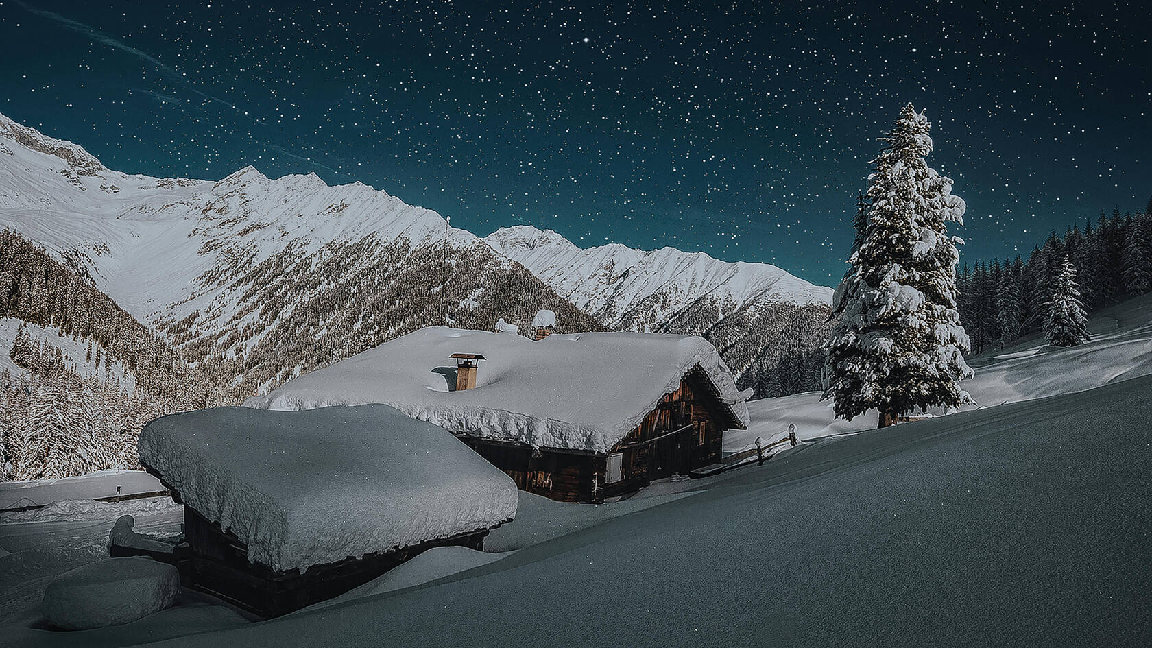 夜晚，雪山上迷人的星空，被雪覆盖的小屋唯美寂静壁纸图片第1张图片