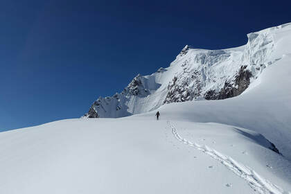 高海拔雪山上的登山者，长长的脚印，雪山桌面壁纸图片