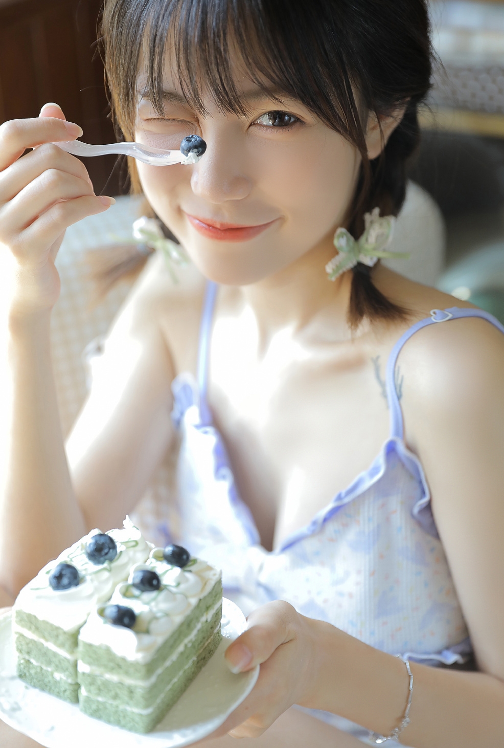 吃着蓝莓奶油蛋糕的可爱双麻花辫短发短裤吊带背心美少女好看写真私房图片