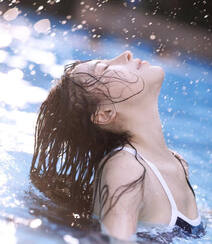 泳池里玩闹戏水的死库水美女摄影艺术写真图片组图3