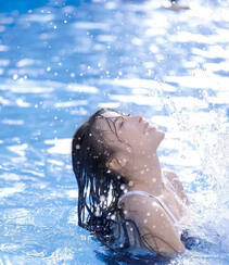 泳池里玩闹戏水的死库水美女摄影艺术写真图片组图2