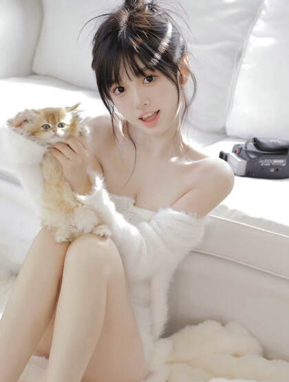 美少女和她的可爱小猫，超白皙粉嫩大长腿漂亮可人美女暖白穿搭私房写真套图