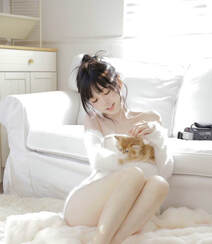 美少女和她的可爱小猫，超白皙粉嫩大长腿漂亮可人美女暖白穿搭私房写真套图组图9