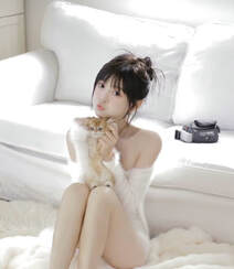 美少女和她的可爱小猫，超白皙粉嫩大长腿漂亮可人美女暖白穿搭私房写真套图组图8