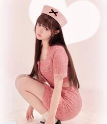 棉花糖的世界吗？戴着X帽子的漂亮可爱齐刘海长发美女粉色套装短裙居家写真套图