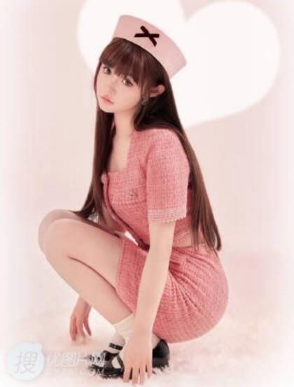 棉花糖的世界吗？戴着X帽子的漂亮可爱齐刘海长发美女粉色套装短裙居家写真套图