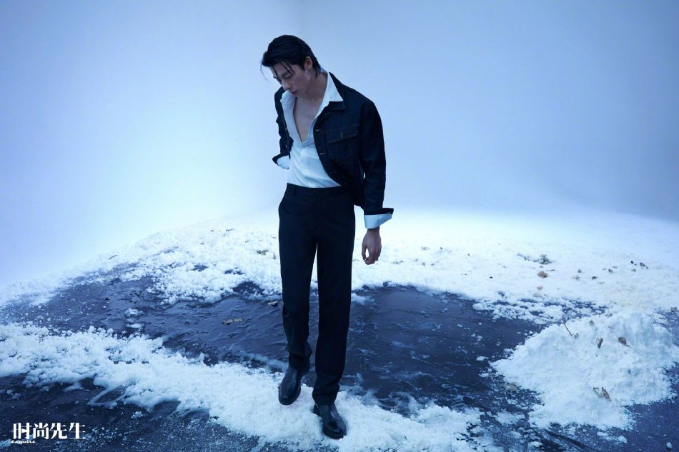 许光汉时尚先生写真照片，冰雪中的许光汉，无袖穿搭 男性荷尔蒙爆棚图片