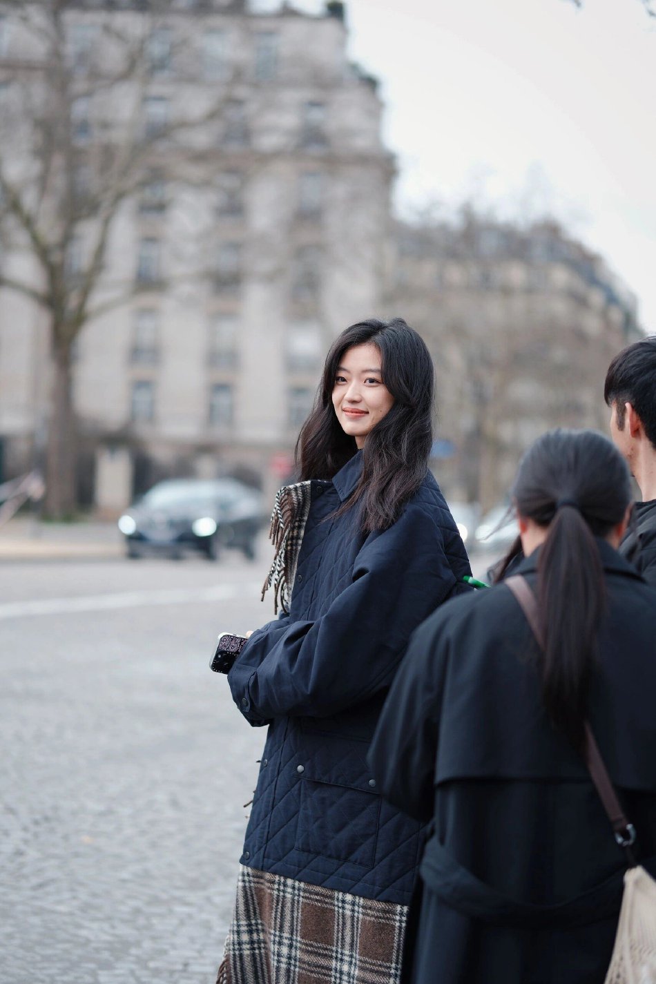 孙千现身巴黎街头素人美照，穿着黑色羽绒服，对镜招手，邻家小姐姐既视感图片