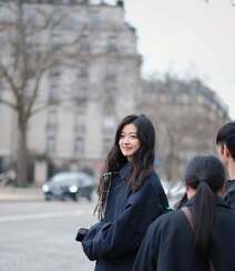 孙千现身巴黎街头素人美照，穿着黑色羽绒服，对镜招手，邻家小姐姐既视感组图1