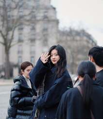 孙千现身巴黎街头素人美照，穿着黑色羽绒服，对镜招手，邻家小姐姐既视感组图4