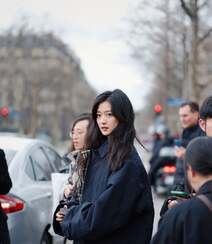 孙千现身巴黎街头素人美照，穿着黑色羽绒服，对镜招手，邻家小姐姐既视感组图3