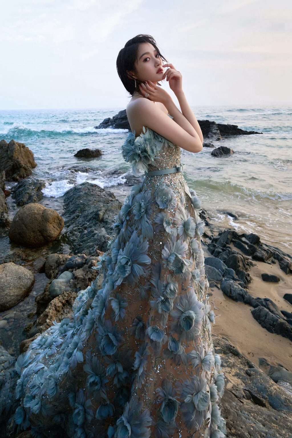 关晓彤一袭荷叶裙穿着大海边超美气质写真摄影美照图片