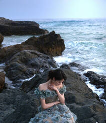 关晓彤一袭荷叶裙穿着大海边超美气质写真摄影美照组图11