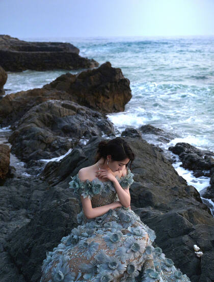 关晓彤一袭荷叶裙穿着大海边超美气质写真摄影美照