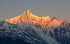 阳光下，映照出金色光芒的雪山，日照金山唯美景色壁纸图片组图1