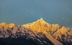 阳光下，映照出金色光芒的雪山，日照金山唯美景色壁纸图片组图2