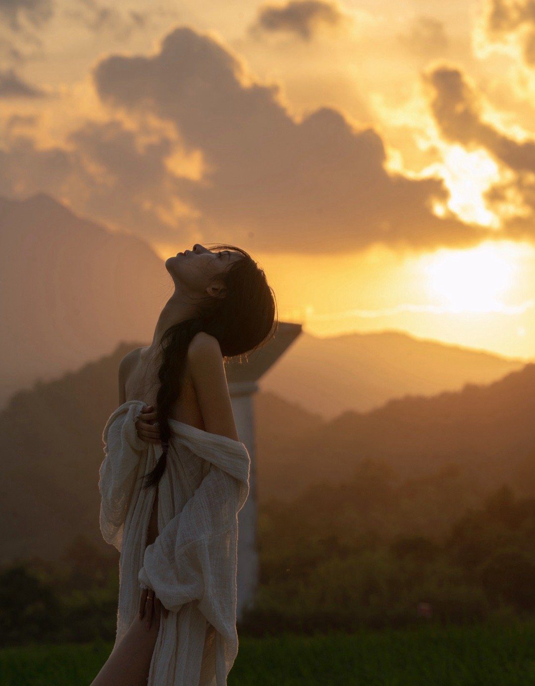 伴着夕阳舞动的美丽女孩，只披着白裙的真空装裸身美女户外摄影艺术美图套图4