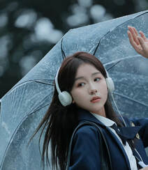 轻风细雨，享受一个人的清新和音乐，撑伞行走在阴雨中的女孩漫步绿荫树下摄影美图组图6