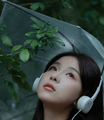 轻风细雨，享受一个人的清新和音乐，撑伞行走在阴雨中的女孩漫步绿荫树下摄影美图组图7