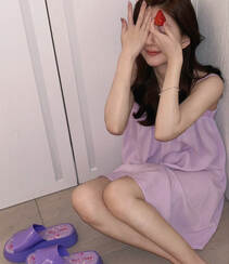 赵露思晒居家生活自拍美照，紫色的吊带睡裙加玩偶，可爱满满，网友直呼漂亮组图3