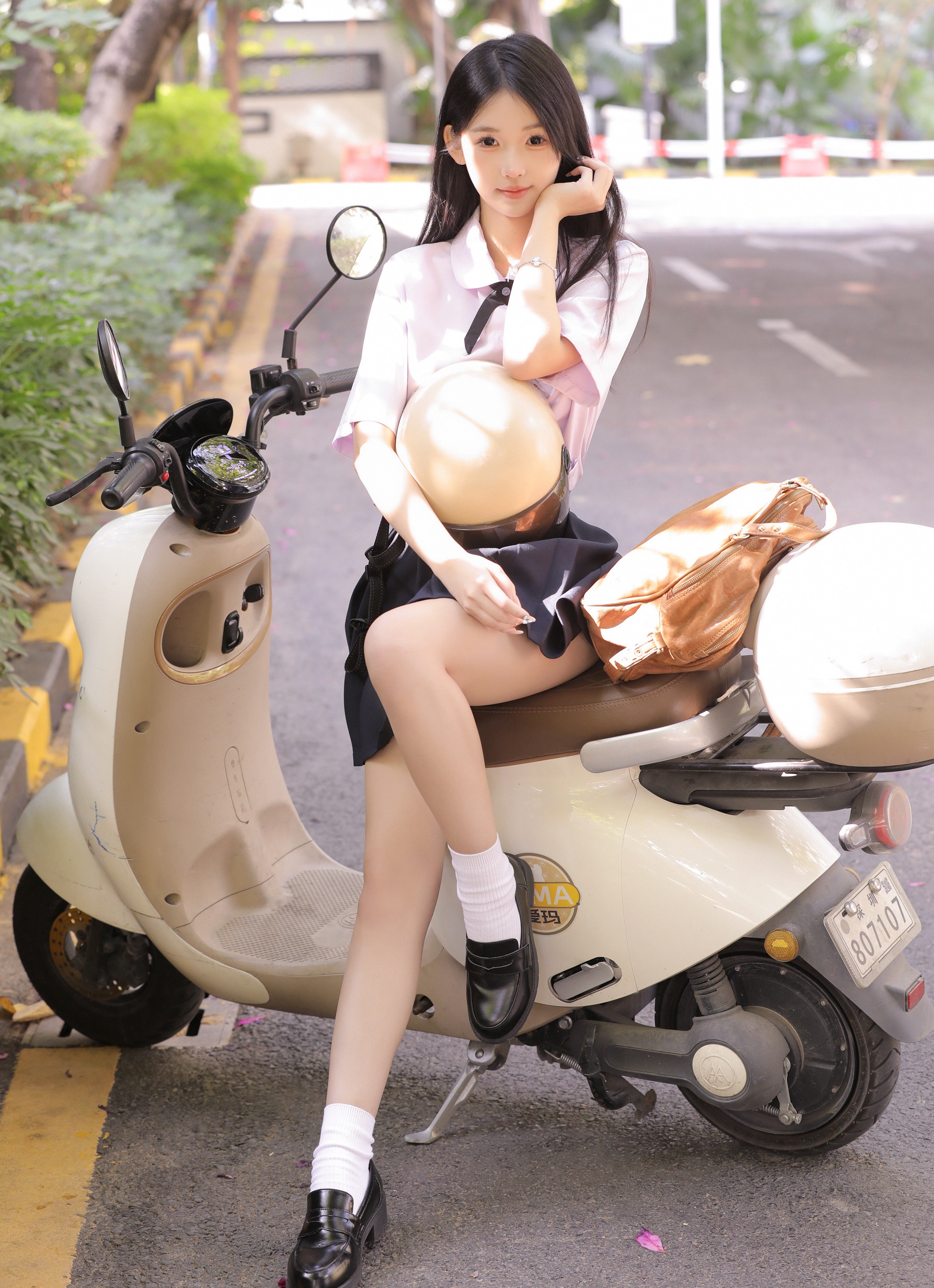 少女的校园时光，骑电动摩托车的长发秀气清新学妹街拍美照图集图片