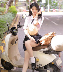 少女的校园时光，骑电动摩托车的长发秀气清新学妹街拍美照图集组图2