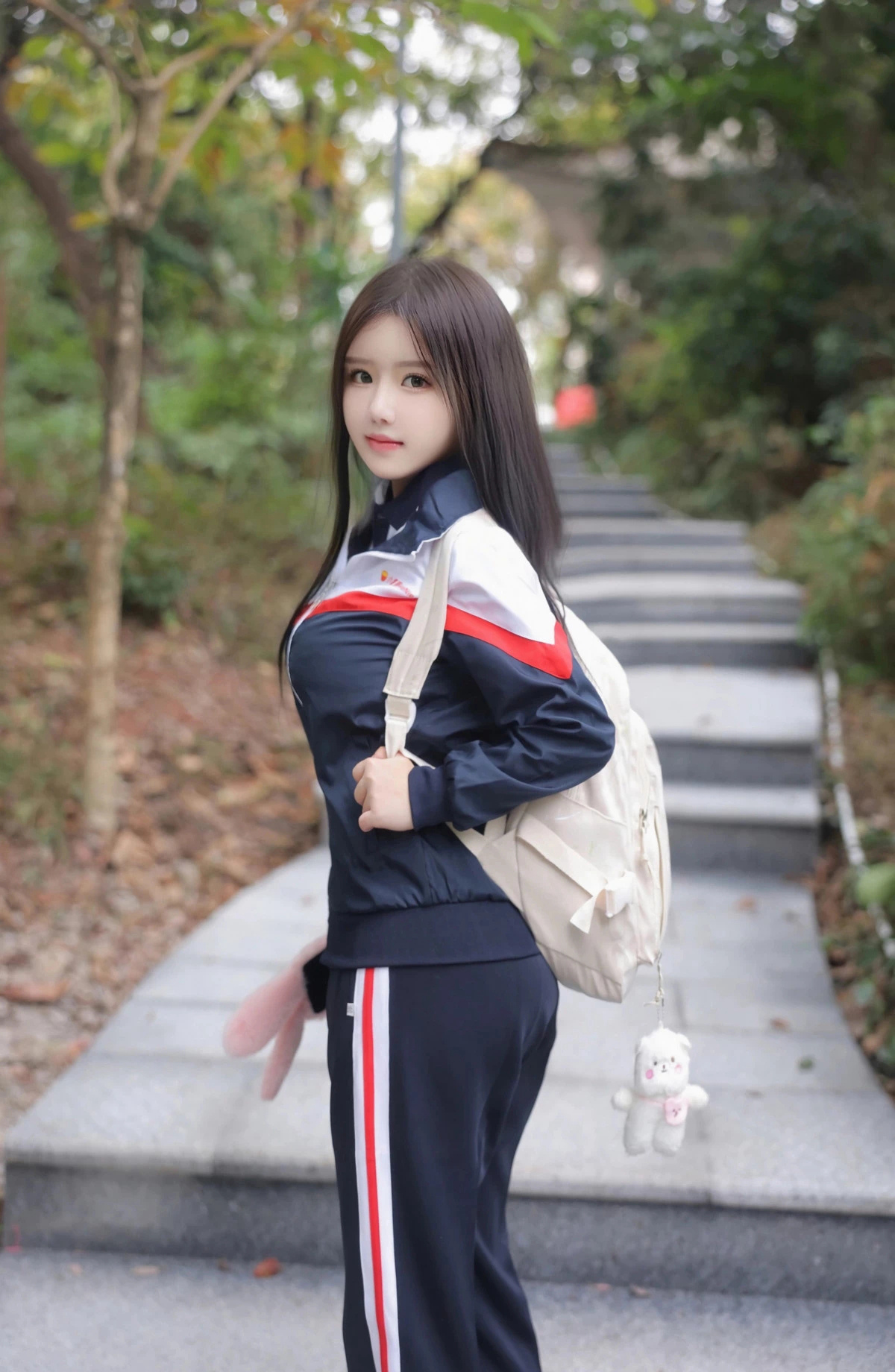 登山的学生制服美女，戴着眼睛的学生妹子爬山可爱写真套图美照套图4