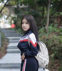 登山的学生制服美女，戴着眼睛的学生妹子爬山可爱写真套图美照组图2