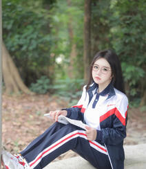 登山的学生制服美女，戴着眼睛的学生妹子爬山可爱写真套图美照组图12