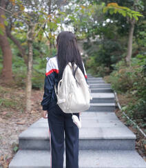 登山的学生制服美女，戴着眼睛的学生妹子爬山可爱写真套图美照组图15